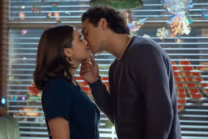 Off Campus: Amores Improváveis | Estrelas da série comentam química e mudanças em relação aos livros