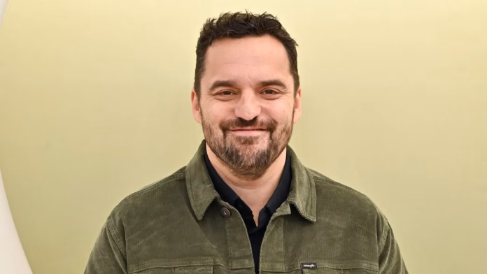 Sunset P.I.: Jake Johnson retorna Ã TV em nova comÃ©dia da NBC