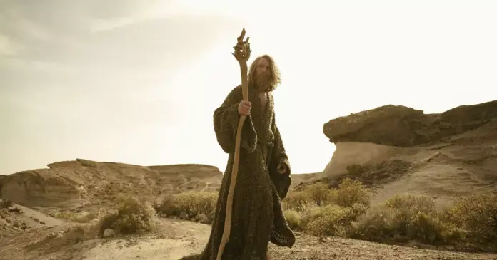 Os Anéis de Poder revela primeiro visual de Gandalf com chapéu