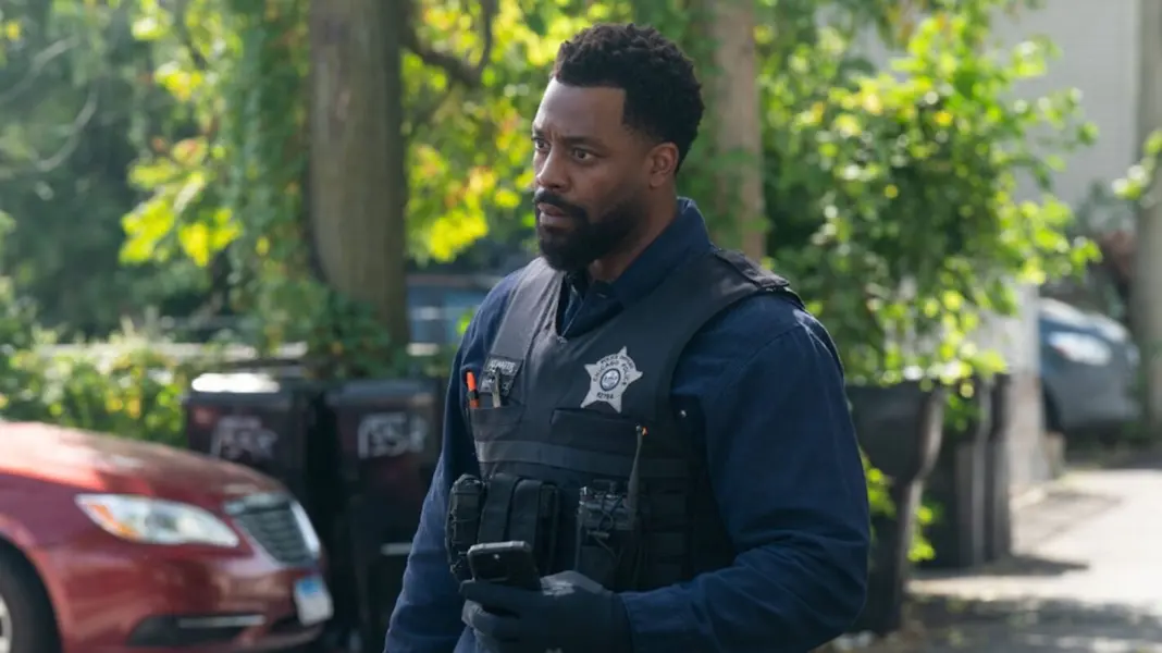 chicago-pd-laroyce-hawkins-saida-14-temporada LaRoyce Hawkins deixará Chicago P.D. na 14ª temporada, encerrando a trajetória de Kevin Atwater após 13 anos na série.